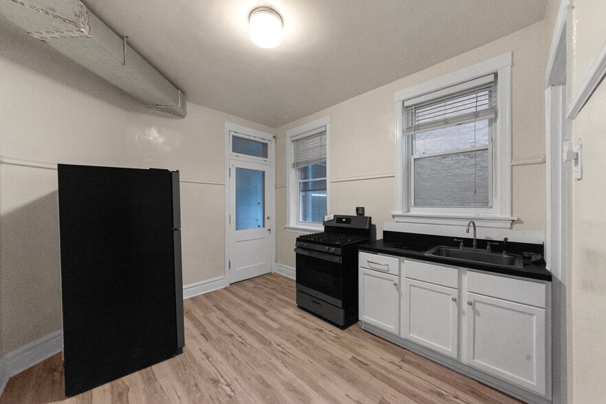 Building Photo - 1353 W Catalpa Ave