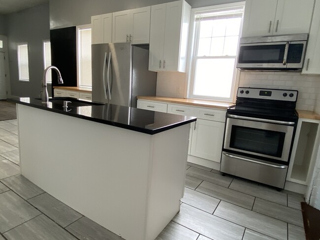 Building Photo - Beautiful half of duplex for rent!