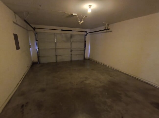 Building Photo - Beautiful 3-Bedroom, 2-Bath Home with Atta...