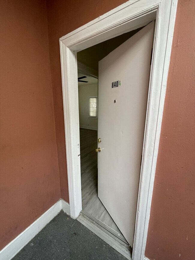 Building Photo - ECHO PARK studio ready to move in!!! Locat...