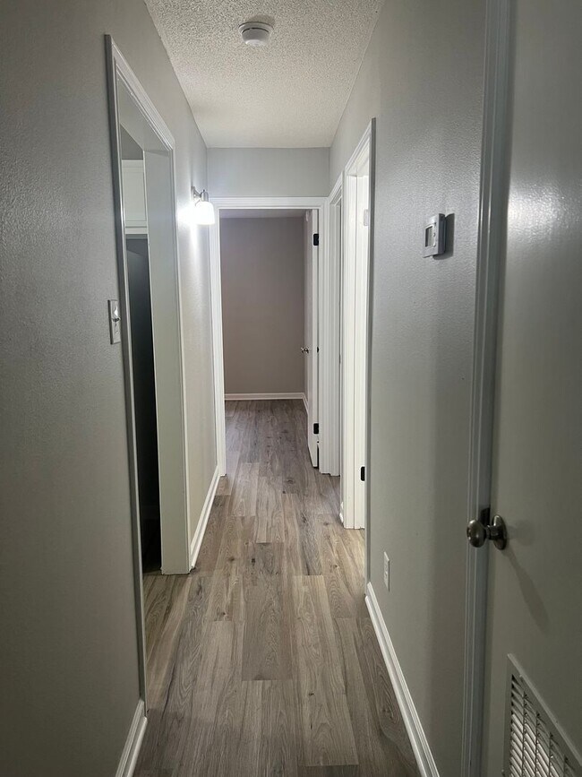 Building Photo - Remodeled Apartment 2 Bed / 1 Bath