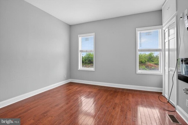 Building Photo - 2319 E Somerset St