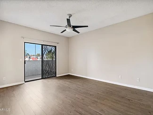 Building Photo - READY TO TOUR NOW! Charming 3-Bedroom 3-Bathroom Corner Townhouse in Peoria!