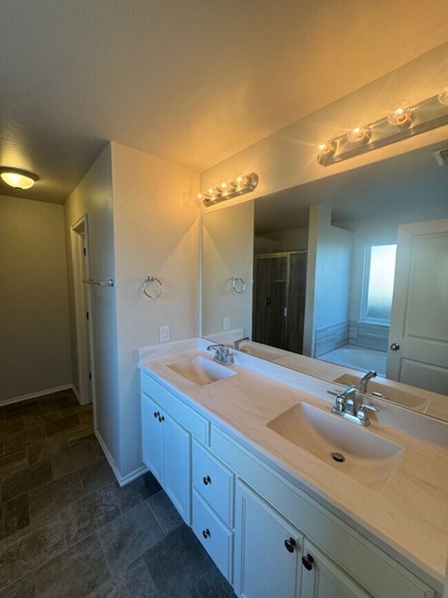 Building Photo - Storm shelter, All Appliances and security system with monitoring! 4 bed, 2 bath 2 car garage!