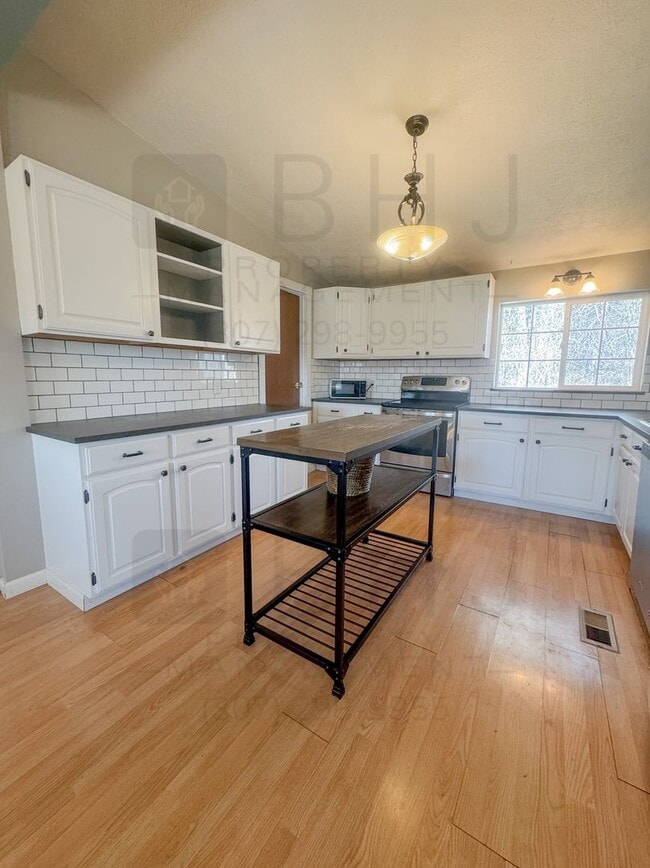 Building Photo - 4 BEDROOM / 2 BATH HOME IN SCSD1!