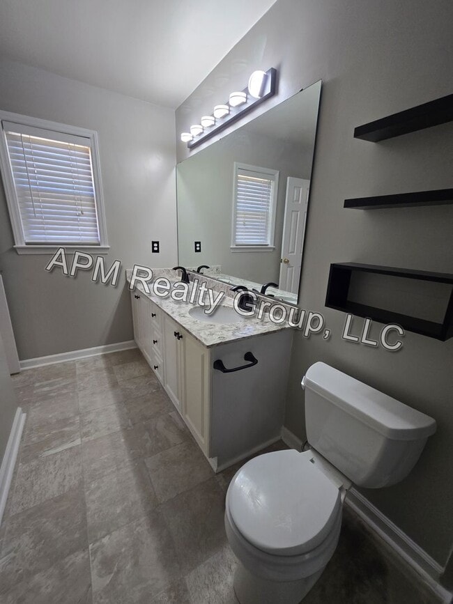 Building Photo - Private Country Feel Close to Downtown