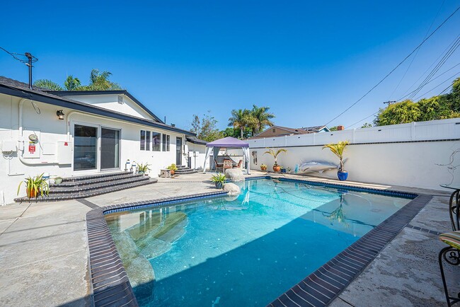 Building Photo - Fully Furnished 3 Bed 2.5 Bath Single Fami...