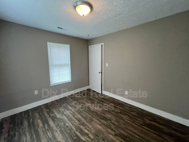 Building Photo - 324 Maeder Ave