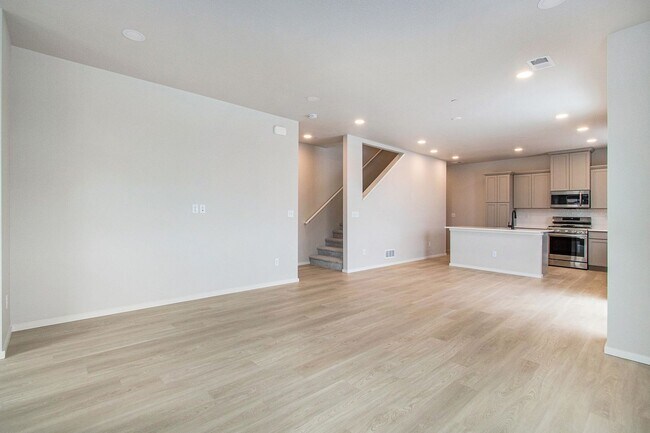 Building Photo - Luxury Rowhouse w/ Over-sized Garage