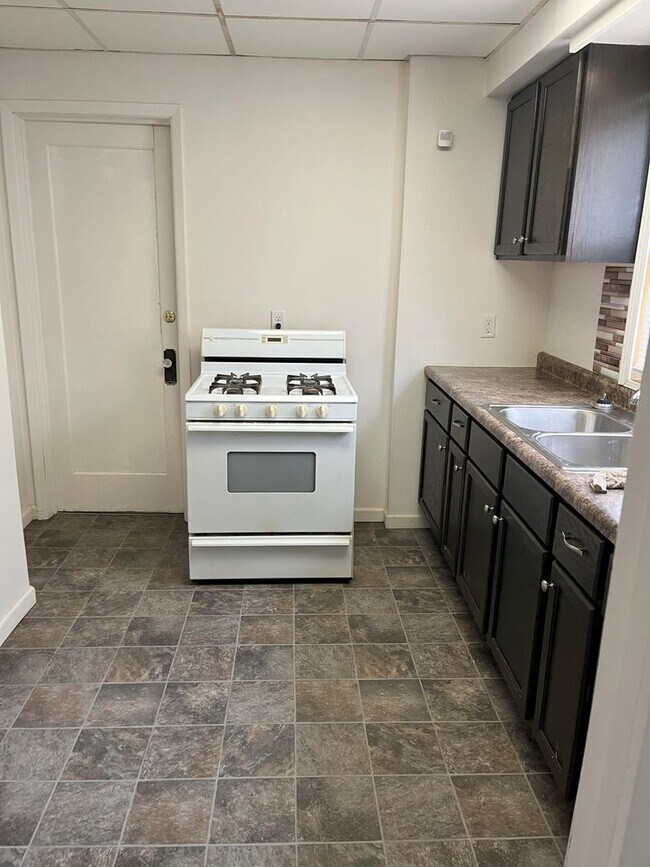 Building Photo - 1 Bed 1 Bath Duplex