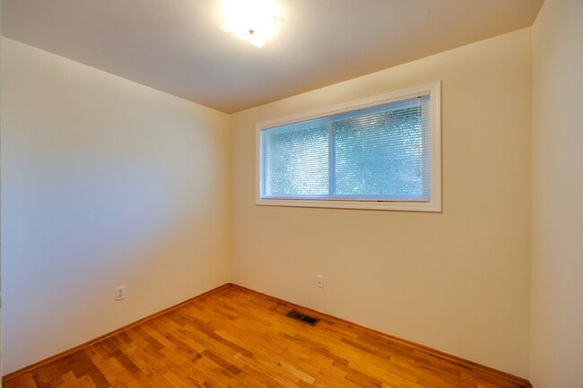 Building Photo - Charming House For Rent in Burien! Full Si...