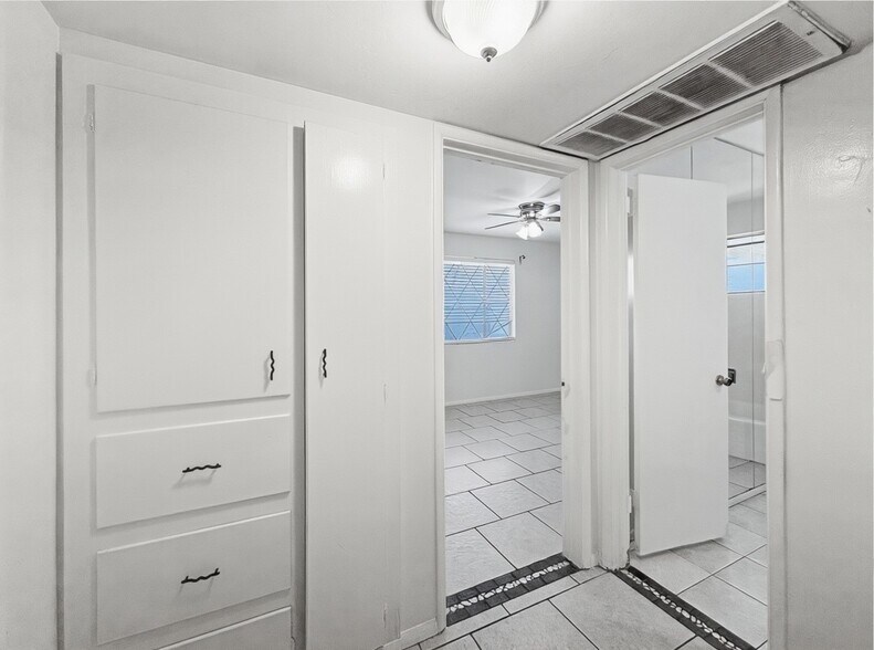 Building Photo - 2715 E Glenrosa Ave