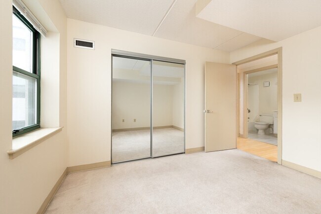 Building Photo - 108 Peterborough St