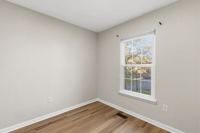 Building Photo - 335 Fullerton Pl