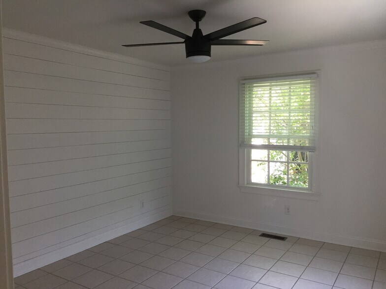bedroom - 318 W Wayne St