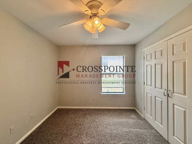 Building Photo - 3 Bedroom, 2 Bathroom Duplex!