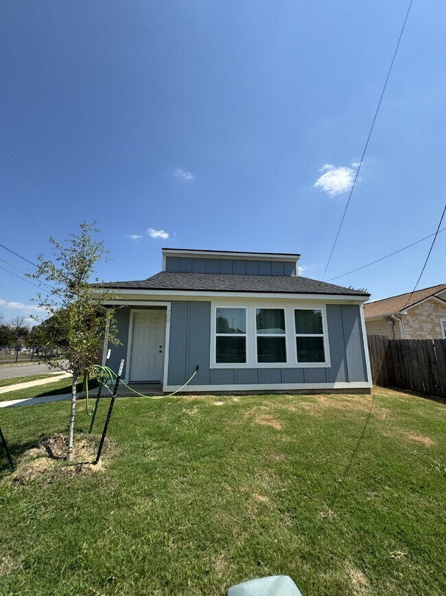 Building Photo - "Charming 1-Bedroom Haven with 1.5 Baths on Hines Avenue, Waco"