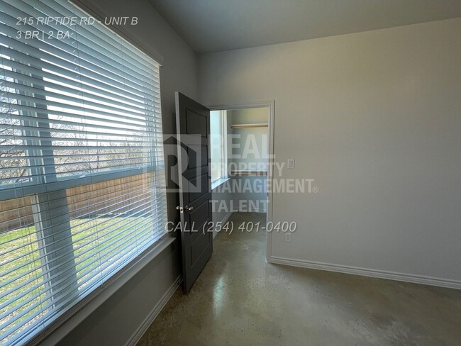 Building Photo - 215 Riptide Rd