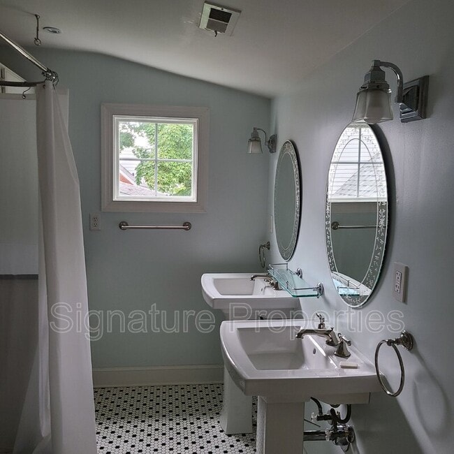 Building Photo - 4643 Stuart Ave