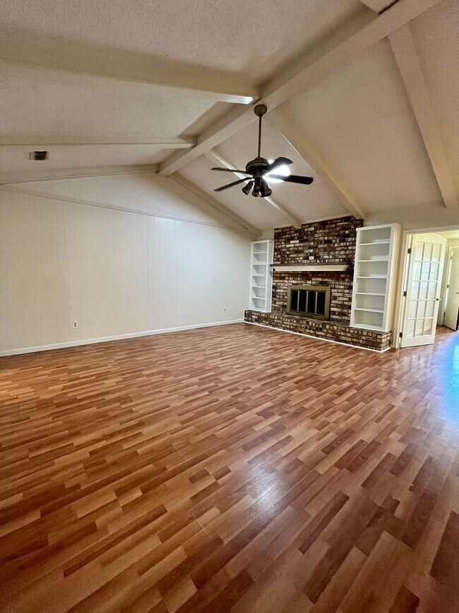 Building Photo - 6305 Raleigh Avenue - Spacious home in exc...