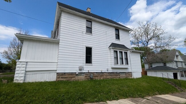 Building Photo - Spacious 5-bedroom, 1-bath home offers flexible living across multiple levels in Akron