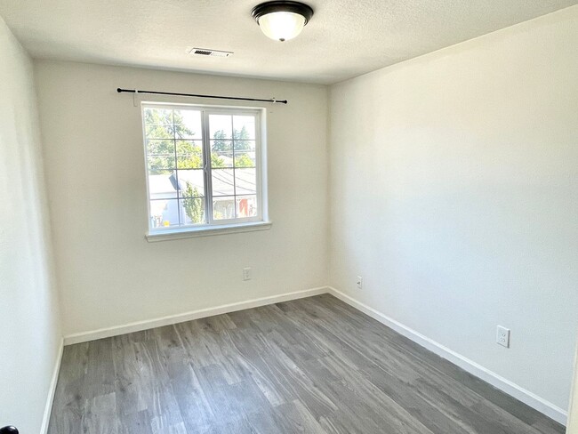 Building Photo - Mill Park 3 bedroom, 2.5 Bath Home on Quie...