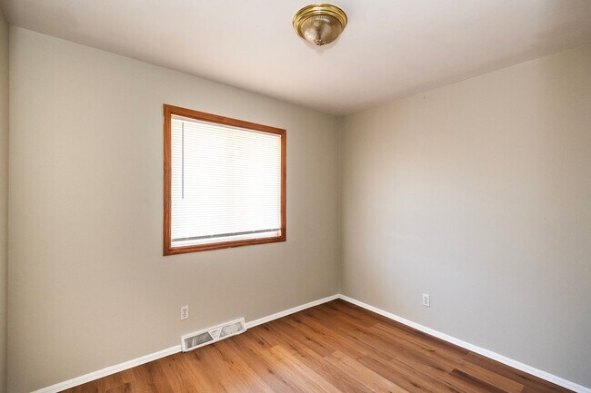 Building Photo - Freshly Updated 3-bedroom, 1-bathroom