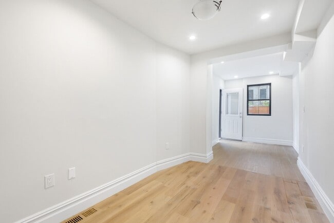 Building Photo - 612 Hancock St