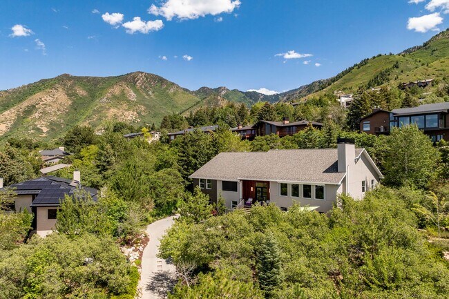 Building Photo - Stunning 5-Bedroom Modern Home with Panora...