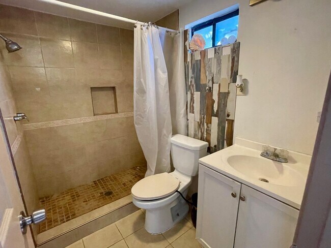 Building Photo - 1503 Chicago St