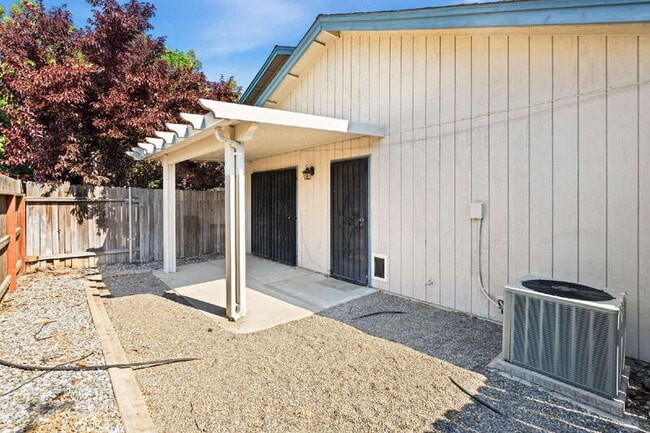 Building Photo - 5740 Laguna Park Dr