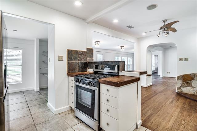 Building Photo - 1520 San Saba Dr