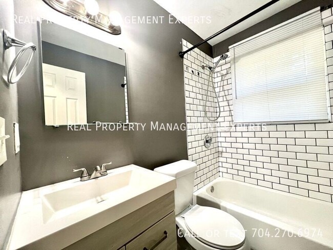 Building Photo - 2501 Eastway Dr