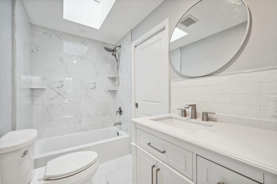 2nd floor bathroom. - 344 N Sloan St