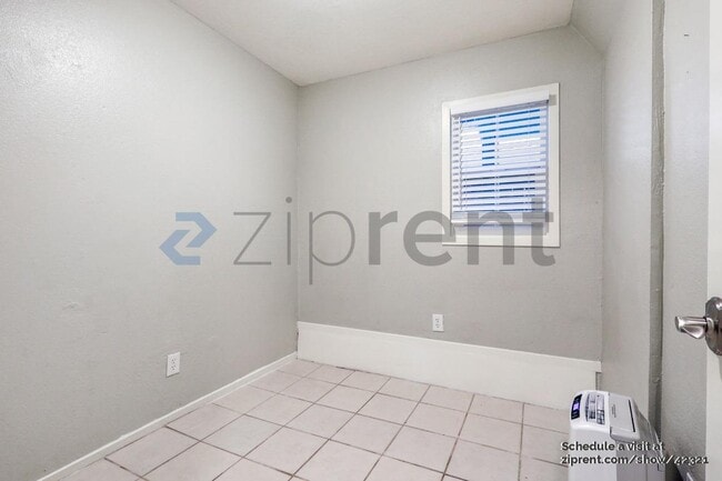 Building Photo - 517 13th St