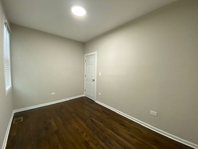 Building Photo - Newly Renovated Modern 3- Bed w. great des...