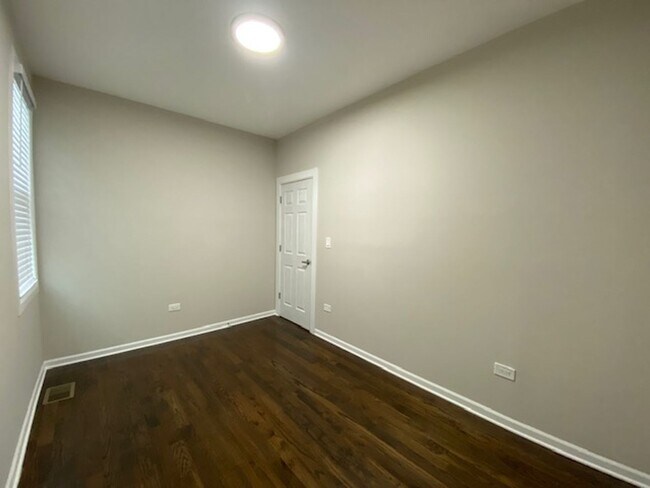 Building Photo - Newly Renovated Modern 3- Bedroom Apartment