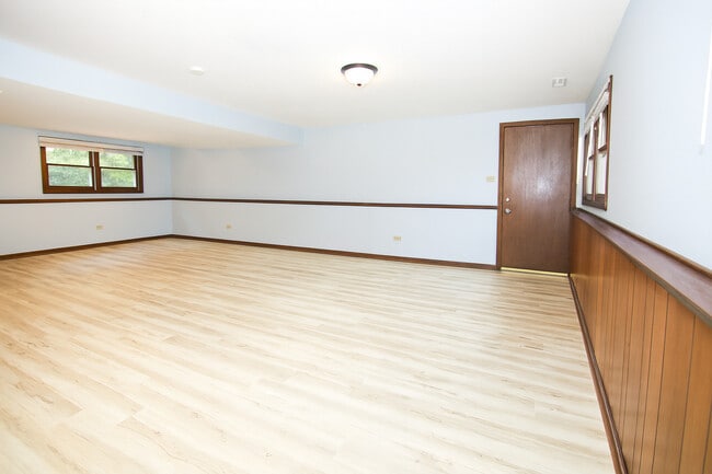 Building Photo - 16 Longwood Way