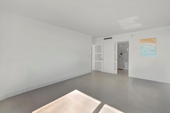 Building Photo - 11930 N Bayshore Dr