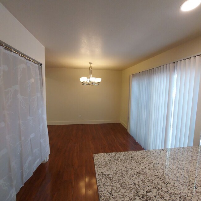 Building Photo - Nice 3 bedroom condo near CSUS.  Available for move in this month.