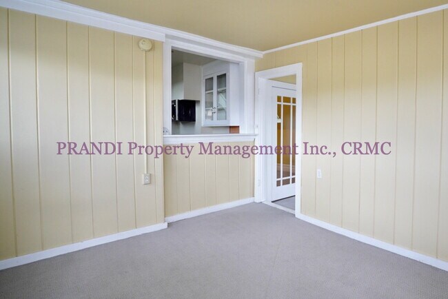 Building Photo - Upstairs 1 Bed, 1 Bath Unit with Bright an...