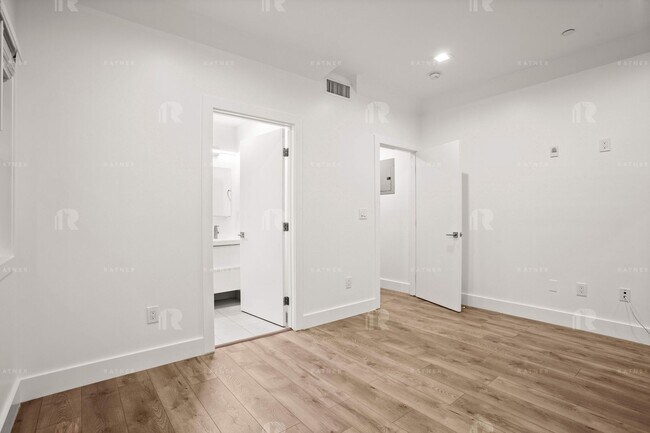 Building Photo - (Arely:B) 1209-1211 N. Beachwood Drive