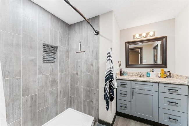 Building Photo - 325 S Bell Dr