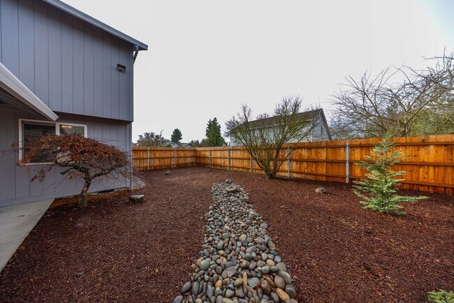 Building Photo - 5 bedroom home in Orchards - RV Parking