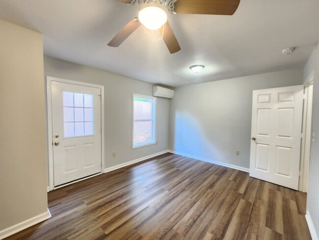 Building Photo - Asheville Rental!