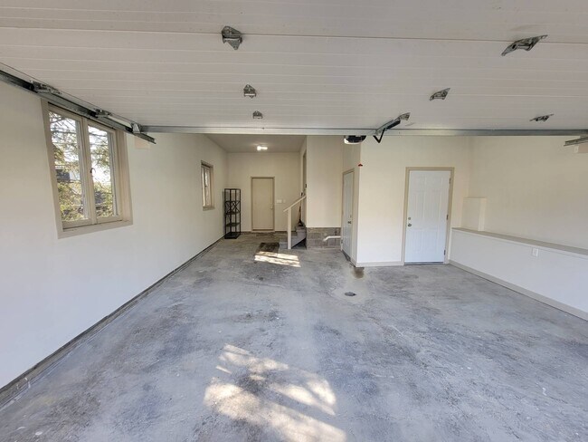 Building Photo - 477 Civitan St