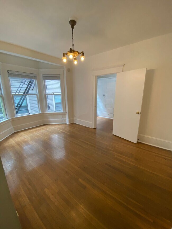 Building Photo - Top floor 1 BR with LOTS of natural light in trendy NW 23rd District!