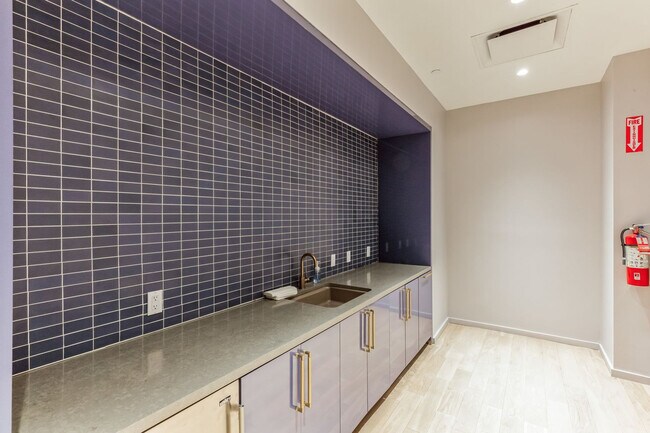 Building Photo - 68 W 37th St