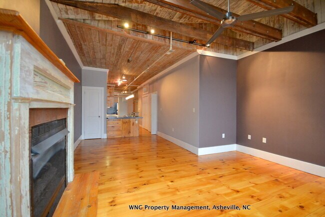 Building Photo - 51 College St