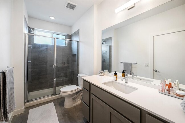 Building Photo - 814 N Bluff Dr